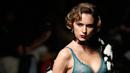 Model berpose memperagakan pakaian dalam Peach John bertema Autumn/Winter 2016 selama Tokyo Fashion Week di Tokyo, Jepang (15/3/2016). (REUTERS/Toru Hanai)