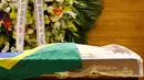Jenazah legenda mantan pemain sepak bola Brasil, Carlos Alberto yang sedang disemayamkan di Konfederasi Sepakbola Brasil (CBF) di Rio de Janeiro, Brasil (25/10). Alberto meninggal pada usia 72 setelah mengalami serangan jantung. (Reuters/ Ricardo Moraes)