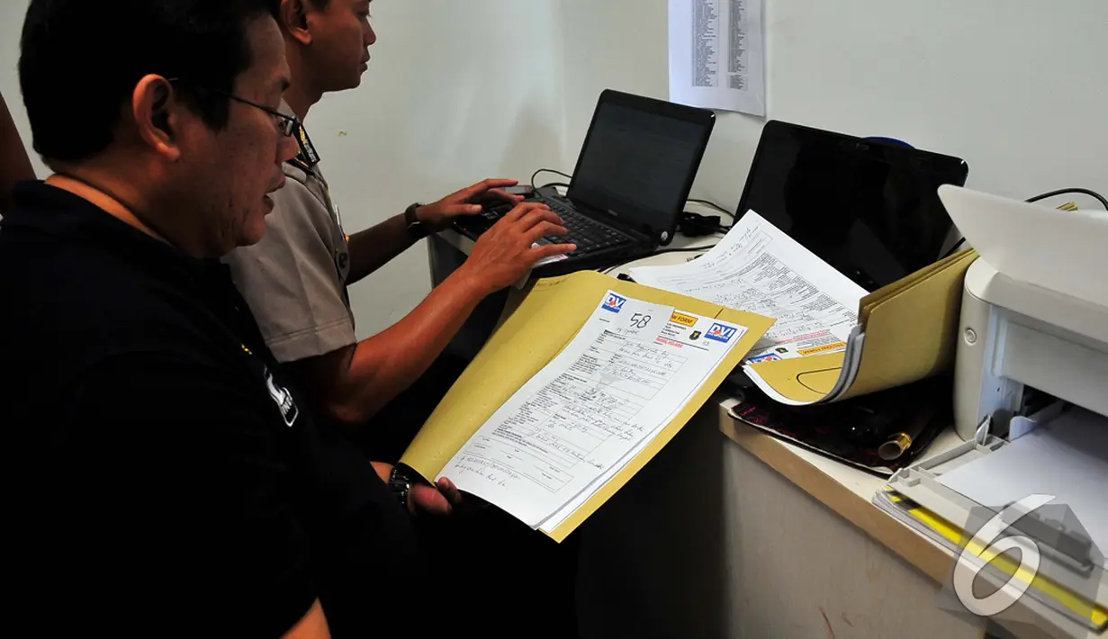 Tim Disaster Victim Indentification (DVI) melakukan pengumpulan data antemortem penumpang AirAsia QZ8501 di Posko DVI, Bandara Juanda, Surabaya, Rabu (31/12/2014). (Liputan6.com/Johan Tallo)