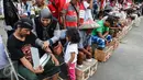 Dokter sedang mengukur tensi petani aksi protes memasung kaki dengan semen di depan Istana Merdeka, Kamis (16/3). Mereka akan terus melakukan aksi sampai bertemu dengan Presiden Jokowi. (Liputan6.com/Fery Pradolo)