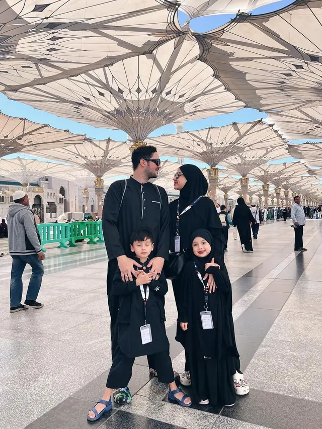 Pernah Dijuluki King of Antagonis di Sinetron Tersanjung, Berikut Potret Donny Michael saat Umroh dengan Keluarga