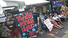 Warga Jalan Lauser, RT 08/08, Kebayoran Baru, Jakarta, menjaga ketat pintu masuk permukiman mereka, Senin (9/5). Penjagaan dilakukan lantaran hari ini diisukan akan ada penyampaian SP-2 terkait penggusuran di lokasi itu. (Liputan6.com/Immanuel Antonius)