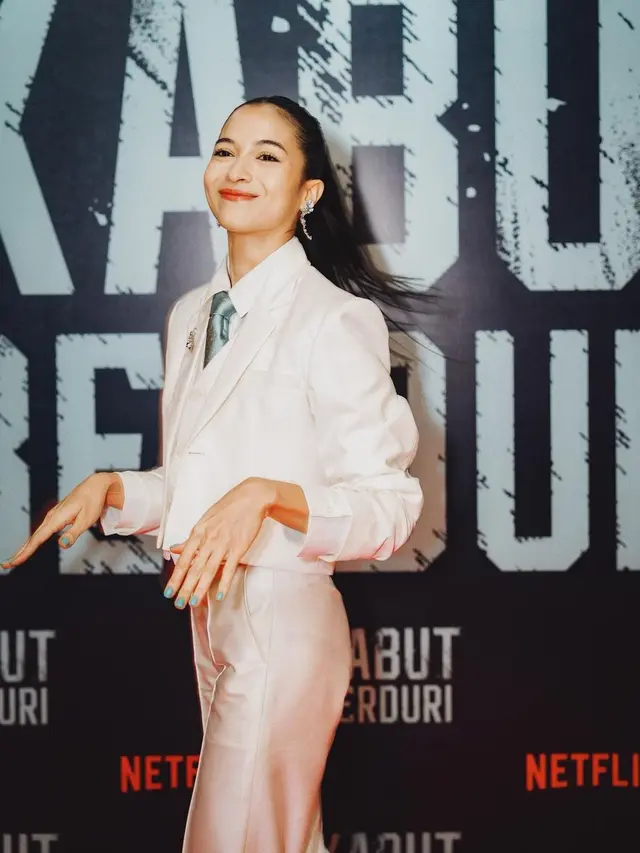 6 Gaya Semi Maskulin Putri Marino Pakai Jas Berdasi di Premiere Film Terbaru