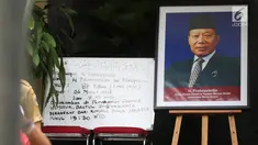 Foto almarhum Probosutedjo terpampang di luar rumah duka yang berada di Jalan Diponegoro, Jakarta, Senin (26/3). Probosutedjo meninggal dunia pada usia 87 tahun. (Liputan6.com/Arya Manggala)