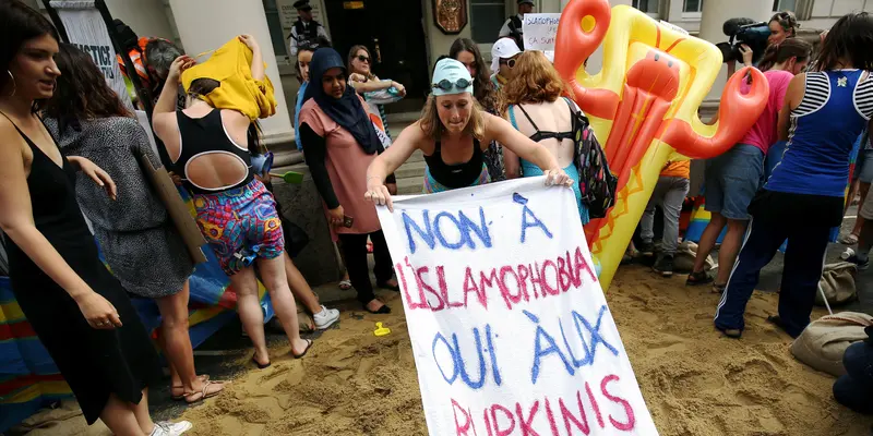 20160825-Protes Larangan Burkini, Wanita Inggris Gelar Pesta Pantai di Depan Kedubes Prancis-London