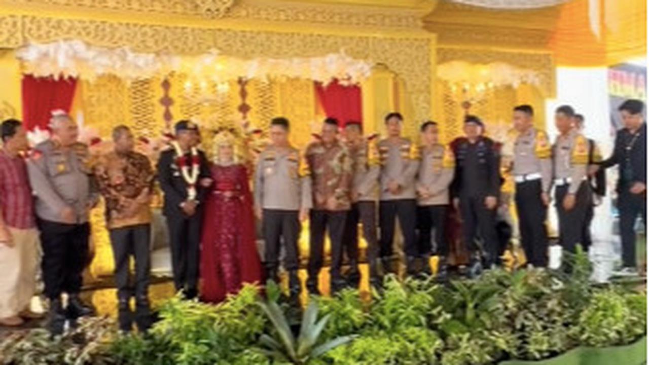 Momen pernikahan perwira polisi berpangkat Iptu belum lama ini jadi sorotan.&nbsp;<br>