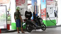 Pelanggang mengisi bahan bakar minyak (BBM) di SPBU, Jakarta, Rabu (19/8/2020). Pemerintah akan menggelontorkan belanja subsidi senilai Rp 54,4 triliun yang akan dialokasikan untuk BBM dan LPG 3 kilogram. (Liputan6.com/Angga Yuniar)