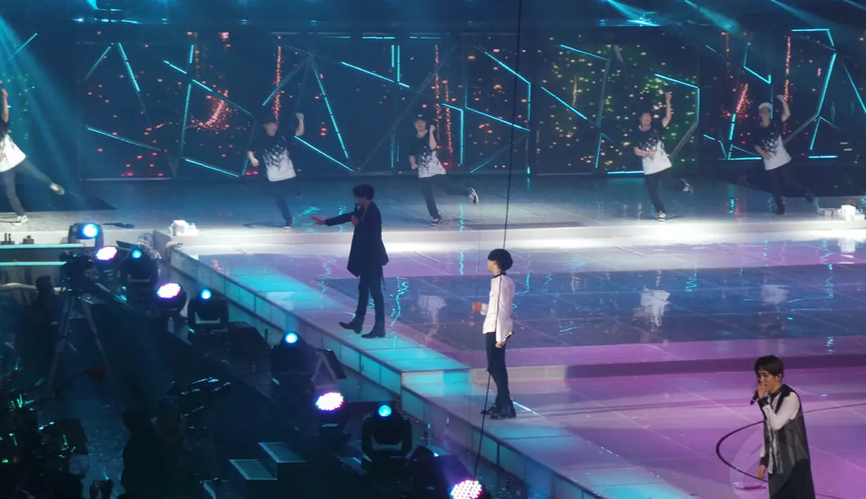 Jonghyun, Taemin, Key dan Minho berhasil membuat penonton terbuai dengan aksi mereka, Jakarta, Minggu (22/6/14). (Liputan6.com/Desika Pemita)