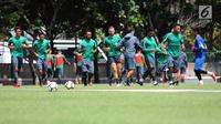 Pemain Timnas Indonesia U-23 berlari saat latihan di Lapangan ABC Senayan, Kompleks GBK, Jakarta, Selasa (20/2). Jelang berlaga di Asian Games 2018, pemain Timnas Indonesia U-23 kembali melakukan pemusatan latihan. (Liputan6.com/Helmi Fithriansyah)