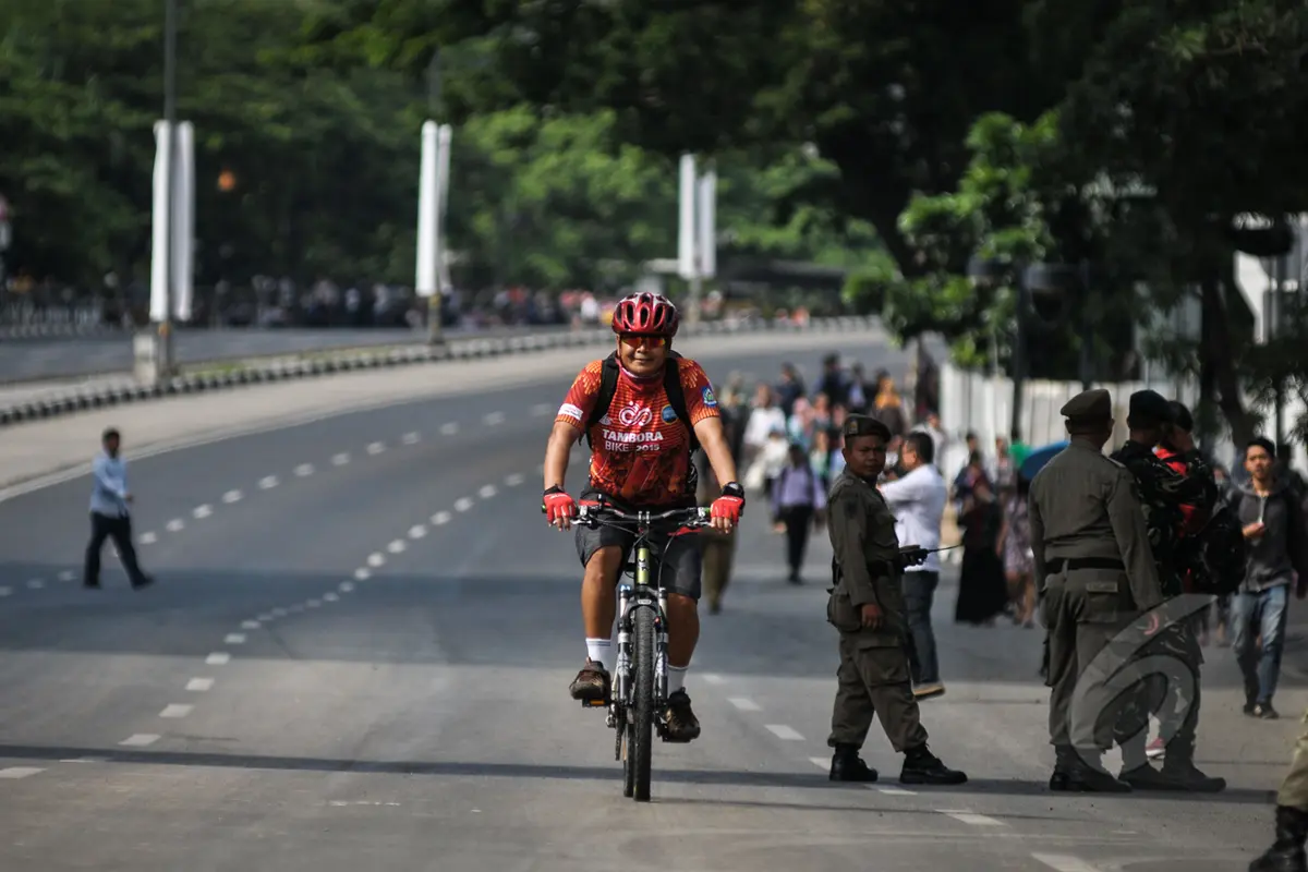 Gara-gara Penutupan Jalan, Pegawai Kantoran Terpaksa Jalan Kaki