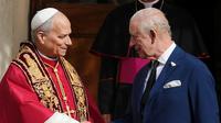Paus Leo XIV bersama Raja Charles III dari Inggris setelah kunjungan kenegaraan dan doa bersama di Kapel Sistina, Vatikan, Kamis, (23/10/2025). (Dok. AP/Andrew Medichini)&nbsp;&nbsp;&nbsp;