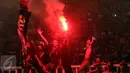 Suporter bersorak dan menyalakan suar saat merayakan kemenangan Persib atas Semen Padang di perebutan tempat ketiga Piala Presiden 2017 di Stadion Pakansari, Kab Bogor, Sabtu (11/3). Persib unggul 1-0. (Liputan6.com/Helmi Fithriansyah) 