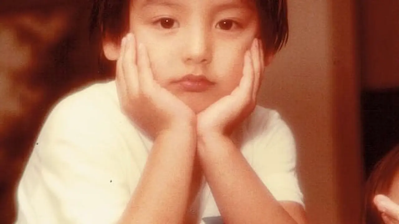 Foto masa kecil Roger Danuarta (https://www.instagram.com/p/CPE-VTij3Qi/)