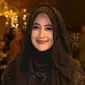 Pipik Dian Irawati, perempuan berhijab yang biasa disapa Umi Pipik ini merupakan istri dari (alm) Ustad Jefri Al Buchori.