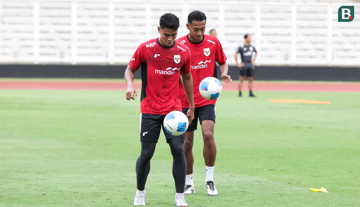 Muhammad Ferarri (kiri) terlihat serius mengikuti latihan bersama Timnas Indonesia U-22 di Stadion Madya, Senayan, Jakarta, Rabu (26/11/2025).
