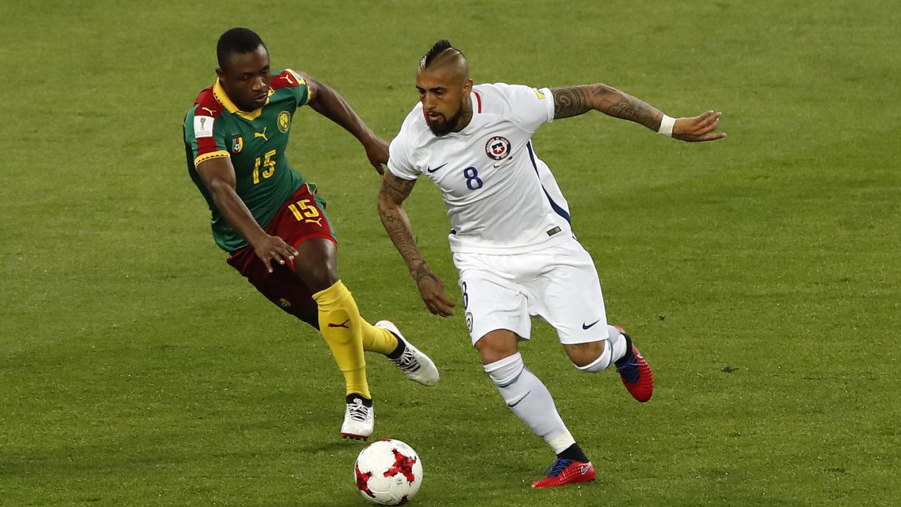 Gelandang Cile Arturo Vidal (kanan) berebut bola dengan pemain Kamerun Sebastien Siani di laga Piala Konfederasi 2017 (AP Photo/Alexander Zemlianichenko)