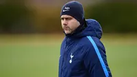 Pelatih Tottenham Hotspur, Mauricio Pochettino, saat sesi latihan jelang laga Liga Champions di London, Selasa (6/3/2018). Tottenham Hotspur berhadapan dengan Juventus. (AFP/Glyn Kirik)