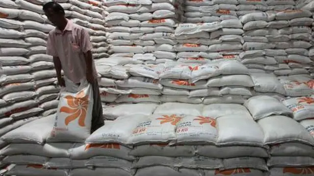 stok beras di gudang Bulog. ©2012 Merdeka.com/dwi narwoko