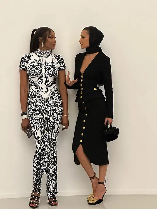 Bersama Naomi Campbell, Bella Hadid menghadiri pembukaan Qatar Creates. Di acara tersebut, Bella Hadid mengenakan two pieces buttoned dress berwarna hitam. [instagram/bellahadid]