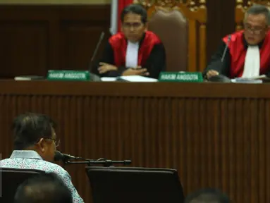 Wapres Jusuf Kalla, menjadi saksi pada persidangan kasus dugaan korupsi Dana Operasional Menteri di Pengadilan Tipikor, Jakarta, (14/1). Jusuf Kalla menyatakan bahwa penggunaan DOM merupakan hak menteri. (Liputan6.com/Helmi Afandi)