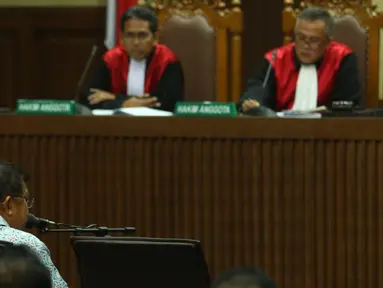 Wapres Jusuf Kalla, menjadi saksi pada persidangan kasus dugaan korupsi Dana Operasional Menteri di Pengadilan Tipikor, Jakarta, (14/1). Jusuf Kalla menyatakan bahwa penggunaan DOM merupakan hak menteri. (Liputan6.com/Helmi Afandi)