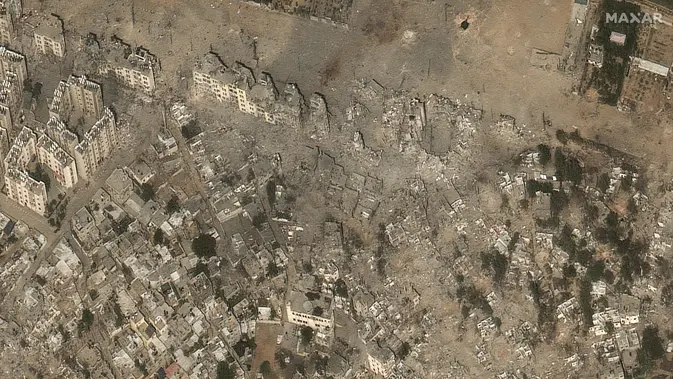 Gambar yang disediakan oleh Maxar Technologies ini menunjukkan kerusakan bangunan dan struktur setelah pemboman di lingkungan Izbat Beit Hanoun, di Gaza utara, pada 21 Oktober 2023. (Satellite image ©2023 Maxar Technologies via AP)