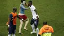 Salah satu suporter Perancis berlari masuk ke lapangan dan menarik Paul Pogba di Stadion Fonte Nova, Salvador, Brasil, (21/6/2014). (REUTERS/Fabrizio Bensch)