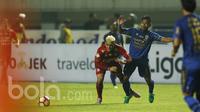 Striker Arema FC, Cristian Gonzales, terjatuh saat berebut bola dengan bek Persib Bandung, Tony Sucipto, pada laga Liga 1 di Stadion GBLA Bandung, Jawa Barat, Sabtu (15/4/2017). (Bola.com/M Iqbal Ichsan)