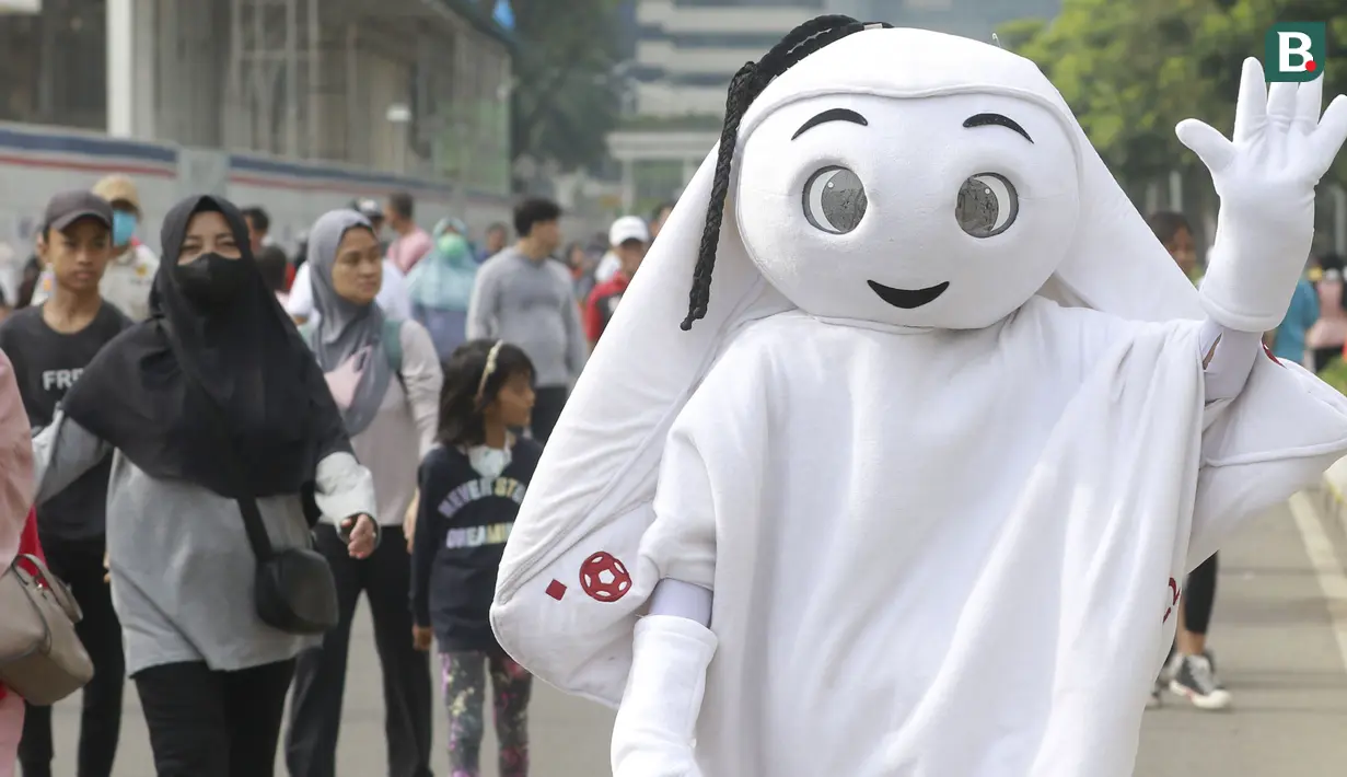 Maskot Piala Dunia 2022, La'eeb, menyapa warga Ibukota saat Car Free Day (CFD) di kawasan Sudirman, Jakarta, Minggu (06/11/2022). (Bola.com/M iqbal Ichsan)