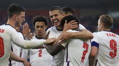 Para pemain Inggris merayakan gol ke gawang Austria yang dicetak striker Bukayo Saka (kedua dari kanan) dalam laga uji coba menjelang berlangsungnya Euro 2020 di Riverside Stadium, Middlesbrough, Rabu (2/6/2021). Inggris menang 1-0 atas Austria. (AP/Lindsey Parnaby/Pool)