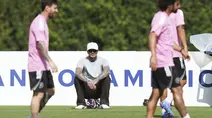 Co-Owner Inter Miami sekaligus mantan pesepak bola, David Beckham melihat langsung latihan dari Lione Messi (kiri) dan timnya menjelang pertandingan pembuka Piala Dunia Antarklub 2025 melawan Al Ahly di Florida Blue Training Center, Florida, Amerika Serikat, Jumat (13/06/2025) waktu setempat. (AP Photo/Lynne Sladky)