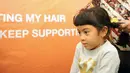 Pendonor menjalani pemotongan rambut dalam acara Hair to Share di RS Siloam, Semanggi, Jakarta, Rabu (12/2/2020). Rambut yang didonasikan harus diikat, bersih, sehat, dan memiliki warna alami dengan panjang minimal 25 cm. (merdeka.com/Arie Basuki)
