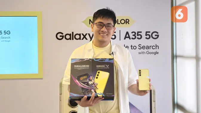 <p>MX Product Marketing Senior Manager Samsung Electronics Indonesia Ricky Bunardi memamerkan Galaxy A55 di Jakarta, Rabu (28/8/2024). (Liputan6.com/ Agustinus Mario Damar)</p>