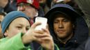 Pemain FC Barcelona Neymar berfoto selfie bersama fans saat timnya bermain imbang 1-1 melawan Bayer Laverkusen pada lanjutan Liga Champions di Stadion Bay Arena, Laverkusen, Jerman, Kamis(10/12/2015). (REUTERS/Ina Fassbender)