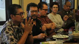 Ketua Umum AMPG, Yorrys Raweyai (kedua kiri) saat pertemuan di Restoran Puang Oca, Jakarta, Selasa (16/2). Pertemuan tersebut membahas teknis persiapan Munas Golkar seperti susunan kepanitiaan, kepesertaan dan tata acara. (Liputan6.com/JohanTallo)