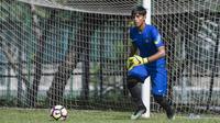 Kiper Timnas Indonesia U-19, Rakasurya Handika, bersiap menendang bola saat latihan di Lapangan ABC Senayan, Senin (19/2/2018). Pemusatan ini akan berlangsung selama satu pekan, yakni 18-25 Februari. (Bola.com/Vitalis Yogi Trisna)