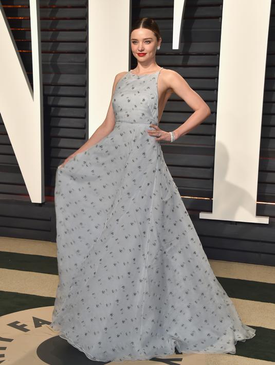 Model Miranda Kerr berpose saat hadir di Pesta Oscar Pameran Vanity dalam acara Academy Awards ke-89 di Beverly Hills, California, AS (26/2). Miranda Kerr terlihat cantik dengan lipstik merah dan hiasan mutiara. (Pascal Le Segretain / Getty Images / AFP)