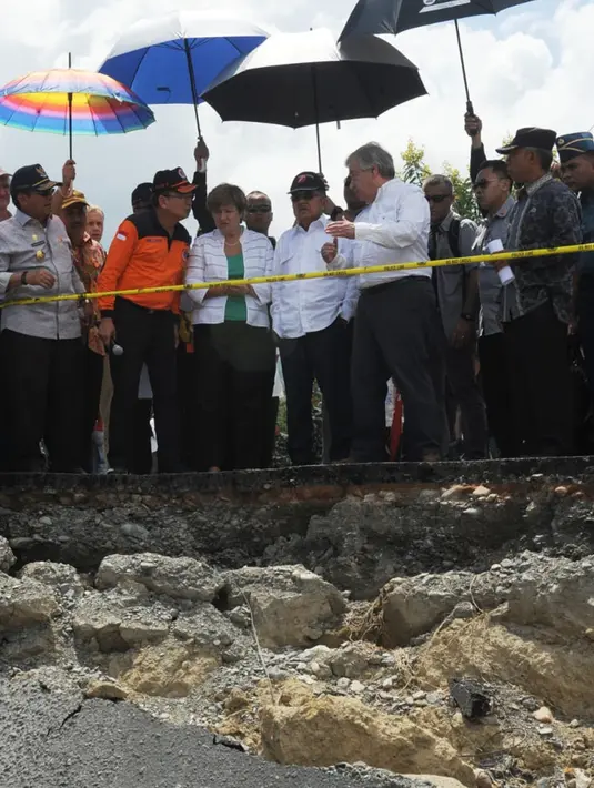 Kepala BNPB Willem Rampangilei bersama Sekjen PBB Antonio Guterres, CEO Bank Dunia Kristalina Georgieva dan Wakil Presiden Jusuf Kalla meninjau dampak gempa dan tsunami di Palu, Sulteng, Jumat (12/10). (Liputan6.com/HO/Tim Media Wapres)