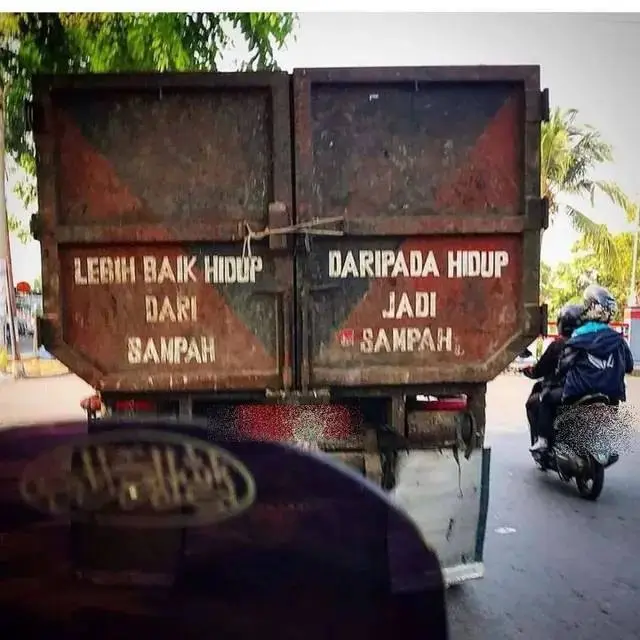 7 Tulisan Kata Mutiara Nyeleneh di Belakang Mobil Ini Bikin Geleng Kepala