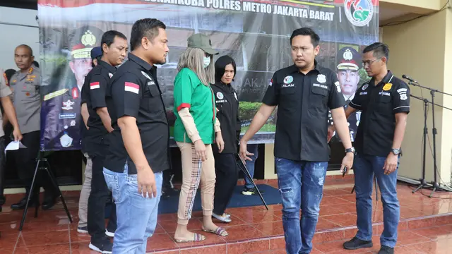 Lucinta Luna saat dirilis di Polres Metro Jakarta Barat (Liputan6.com/ Herman Zakharia)