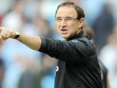 Gaya manajer Aston Villa Martin O'Neill saat memberi instruksi kepada para pemainnya di laga lanjutan EPL melawan Manchester City di City Of Manchester Stadium, 1 Mei 2010. AFP PHOTO / ANDREW YATES