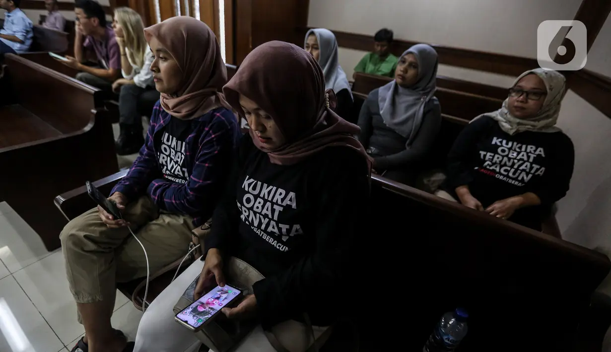 Sedangkan Kelompok III yaitu keluarga dari pasien yang meninggal tetapi obat yang diberikan berasal dari PT Universal Pharmaceutical Industry. (Liputan6.com/Johan Tallo)