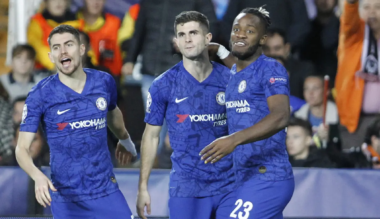 Gelandang Chelsea, Christian Pulisic (tengah) berselebrasi dengan rekan-rekannya usai mencetak gol ke gawang Valencia pada pertandingan Grup H Liga Champions di  Mestalla stadium, Spanyol (27/11/2019). Chelsea bermain imbang 2-2 atas Valencia. (AP Photo/Alberto Saiz)