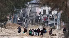 Warga Palestina meninggalkan rumah mereka untuk menyelamatkan diri selama serangan tentara Israel di kamp pengungsi Nur Shams dekat Tulkarem di Tepi Barat yang diduduki pada 11 Februari 2025. (Zain JAAFAR/AFP)