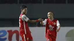 Uniknya, gol Riko Simanjuntak dengan skema serangan balik cepat juga hasil umpan dari Osvaldo Haay yang tidak terkawal oleh bek Persib Bandung. Riko dan Osvaldo sama-sama menjebol gawang Persib dan memberikan assist dalam pertandingan ini. (Foto: Bola.com/M. Iqbal Ichsan)