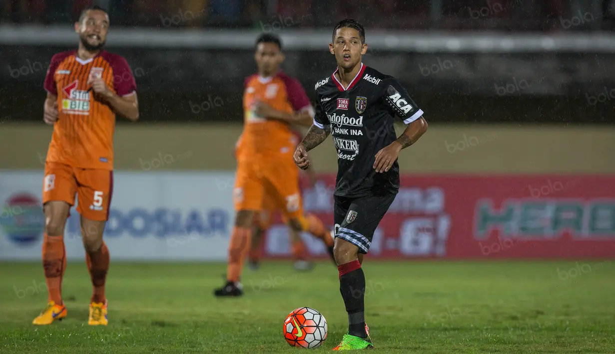 Irfan Bachdim pun mengaku kecewa karena dia berhasrat membawa timnya meraih kemenangan namun ternyata gagal. (Bola.com/Vitalis Yogi Trisna) 