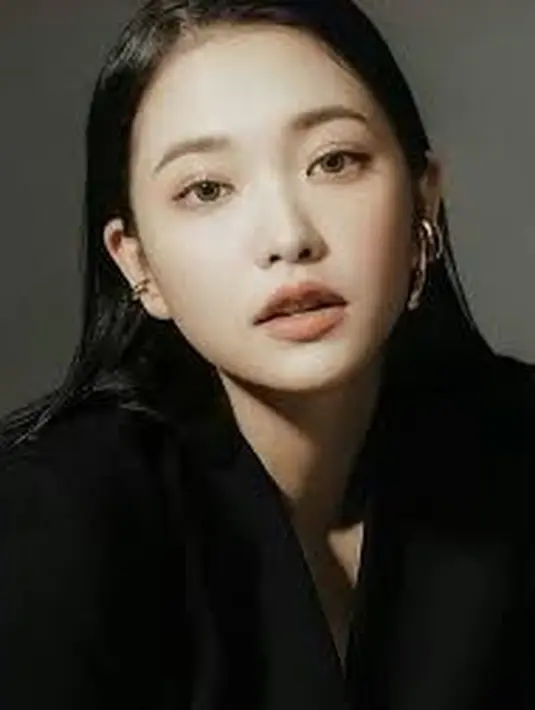 Disusul Yeri Red Velvet, si maknae yang belakangan tampil makin seksi. Yeri meraih total 16.619 suara. [Instagram @yerimiese]