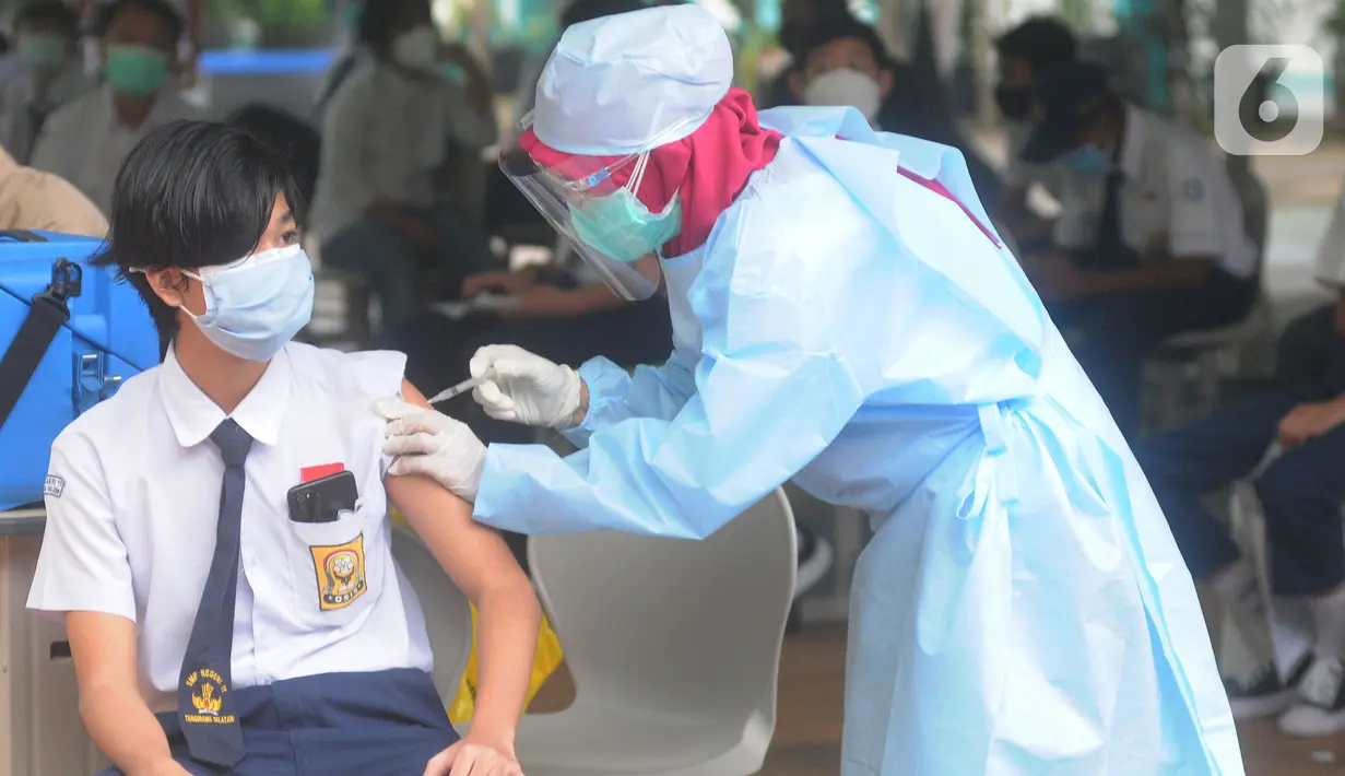 Paramedis memberikan suntikan vaksinasi kepada murid SMP di SMPN 11, Serpong, Tangerang Selatan, Rabu (14/072021). Dinas Kesehatan Tangerang Selatan menggelar vaksinasi COVID-19 perdana, Rabu (14/7/2021) dengan  menargetkan 1.000 pelajar. (merdeka.com/Arie Basuki)
