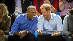 Mantan Presiden Amerika Serikat Barack Obama berbincang dengan Pangeran Harry saat menonton pertandingan bola basket sebelum diwawancari  untuk program Radio BBC 4 Today, Invictus Games di Toronto (29/4). (BBC Radio 4 Today / PA via AP)