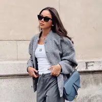 Tampil santai, Alyssa hanya kenakan training pants, jaket abu-abu, dan saddle bag Dior [instagram/alyssadaguise]